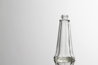 Salzstreuer aus Glas in einer schlichten Produktaufnahme