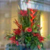 Blumengesteck im Schaufenster eines Friseurs in tollem Orange.