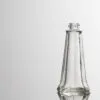 Salzstreuer aus Glas in einer schlichten Produktaufnahme.